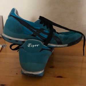 Onitsuka Tiger Sneakers size 7.